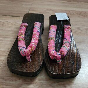 NWT Japanese wooden pink clogs